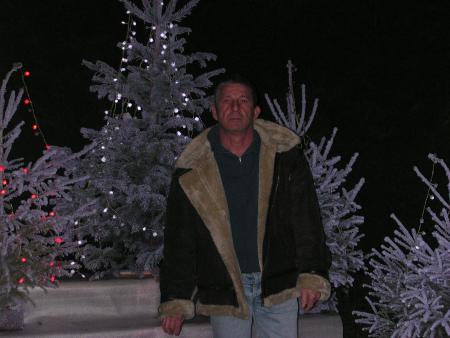 VOILA MON ANGE LA VISITE SE TERMINE, TON PAPA EST JUSTE LA TU PEUX LE VOIR DE TON PARADIS BLANC IL T'AIME TRES FORT ET FAIT TOUJOURS DE TRES BELLE CHOSE POUR TOI. NOUS T'AIMONS TRES FORT    