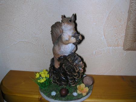 STEPHANIE ET RICHARD SONT VENUS T'APPORTER CE BEL ECUREUIL, SOUVENT  JE TE DONNAIS CE PETIT SURNOM TU EN AS EU TELLEMENT,  ON PEUT DIRE QUE LA FAMILLE DE TON PAPA C'EST UNE FAMILLE SOUDEE