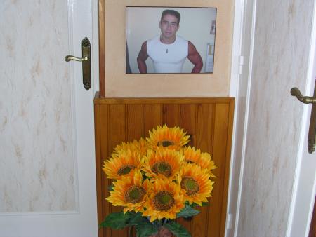  TU ETAIS NOTRE RAYON DE SOLEIL, DANS L'ENTREE VERS TA PHOTO NOUS AVONS MIS DES TOURNESOLS