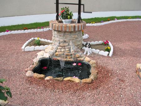  PAPA A FAIT SA FONTAINE INCRUSTEE DANS LE PUIT QU'IL AVAIT DEJA FAIT LUI MEME 