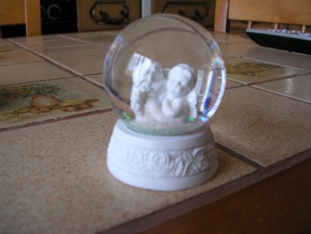  VOILA MON ANGE CE QUE CATHY ET DEDE T'ON ACHETE 2 JOLIS PETITS ANGES QUI S' EMBRASSENT QUAND TU LES RETOURNES UNE PLUIE D'ETOILE 