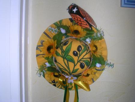 POUR TOI MON ANGE COMME TU AIMAIS LES CHAPEAUX DE PROVENCE QUE JE FAISAIS GARDE LE PRES DE TOI CELUI LA TA MAMAN QUI T AIME TRES FORT