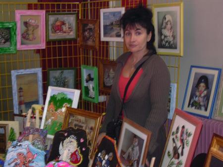  JE SUIS LA MON ANGE A L EXPOSITION C EST FLOU PAPA A DU BOUGER AVEC L APPAREIL JE T AIME MON POUSSIN