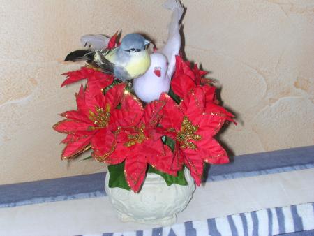 VOILA MON ANGE TA FLEUR DE NOEL QUE CATHY T'A AMENE 1 MESANGE ET 1 COLOMBE  QU'ELLES TE PORTENT BONHEUR A TOI